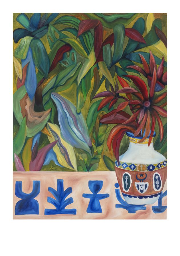Vaso pintado com flores vermelhas diante de folhagem, sobre faixa com figuras em azul.
